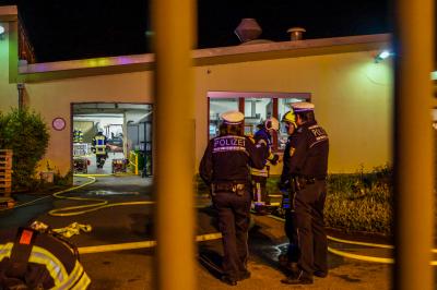 Asperg: Brand in einem Lack- & Chemiebetrieb - 600qm grosse Halle war stark verraucht - automatische Brandmeldeanlage verhindert Schlimmeres